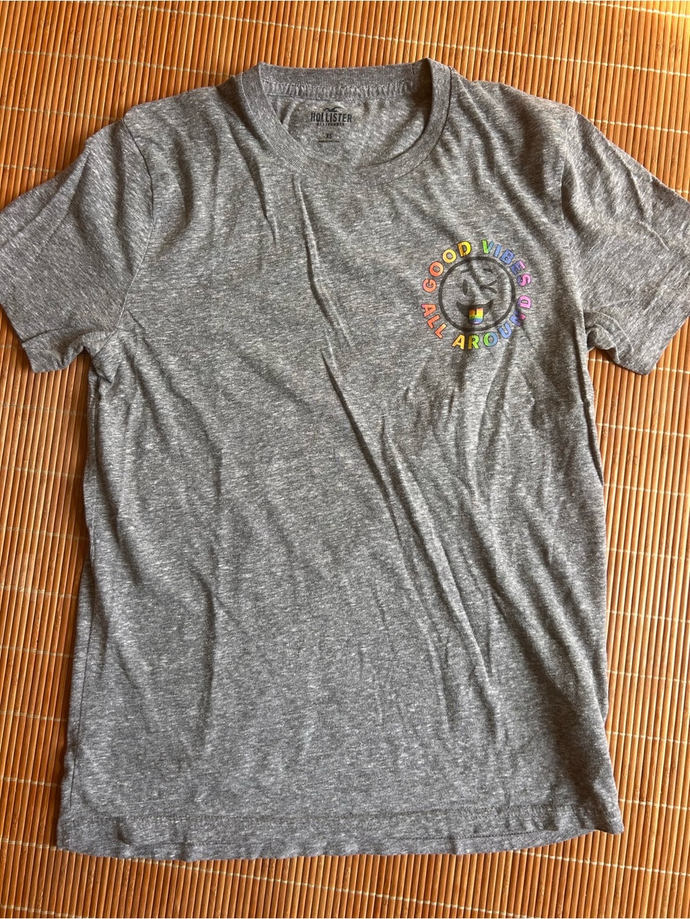 Hollister Youth Gray Short-Sleeve Tee with Rainbow 'Good Vibes' Chest Logo